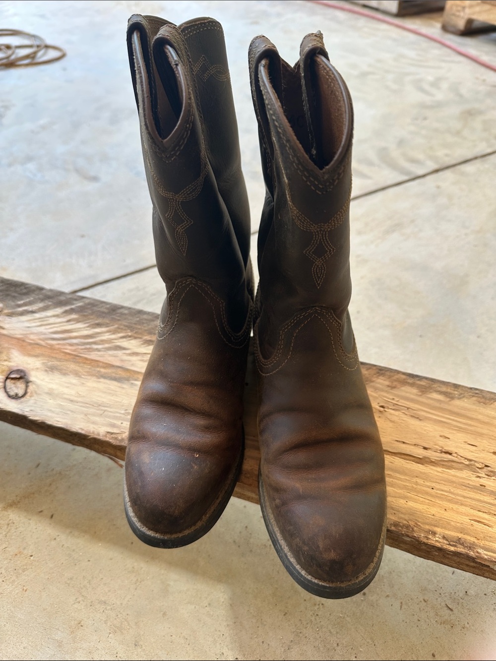 Ariat Classic Brown Leather Cowboy Boots